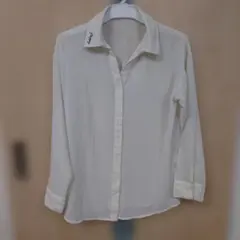 ホワイト長袖シャツ刺繍入り