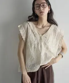 THE Y0N アイボリー 刺繍 ノースリーブシャツ