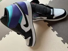 エア ジョーダン 1 MID ホワイトブライトコンコルドトゥルーレッドブラック