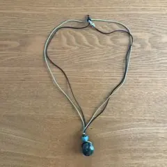 青と黒のペンダントネックレス