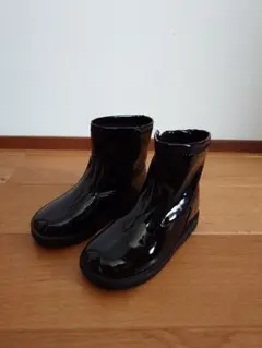 ZARA　キッズ用光沢黒ブーツ