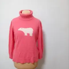 ピンクのクマ刺繍タートルネックニット