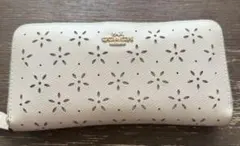 COACH 花柄パンチング長財布