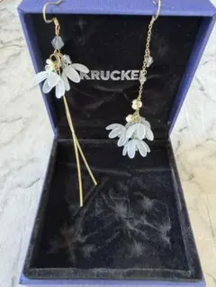 揺れるフラワー ピアス アシンメトリー ゴールド 花モチーフ上品 大人可愛い新品