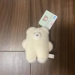 クリーム色のクマ型ぬいぐるみ