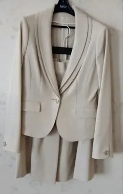 ベージュ セレモニースーツ ジャケットとスカートのセット