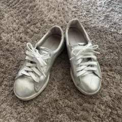 シルバー スニーカー