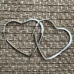 ピアス フープ　ハート形　シルバー　シンプル　カジュアル　おでかけ　プチプラ