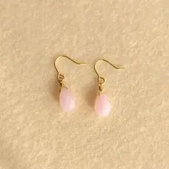 【再々販】♥️ライトピンクのチェコドロップシンプルピアス♪　ハンドメイド