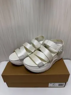 UGG ホワイト スポーツサンダル 厚底