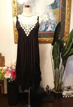 黒いノースリーブひざ丈ワンピース
