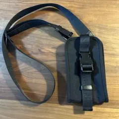 CELINE（セリーヌ）のトレッキング モバイルポーチ ショルダーバッグ。