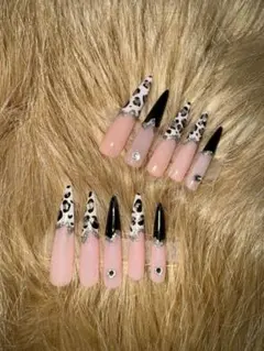 ヒョウ柄とブラック先端のネイルチップ