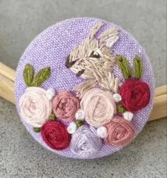 ローズ畑のうさぎちゃん　刺繍ブローチ　ハンドメイド　くるみボタン