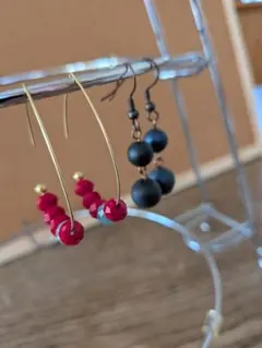 ハンドメイドのピアス2点 濃紺パールのフックピアス チェコビーズのフックピアス