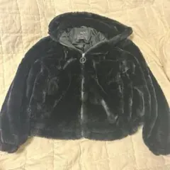 Bershka 黒 フード付きフェイクファー ショートアウターXS（日本S相当）