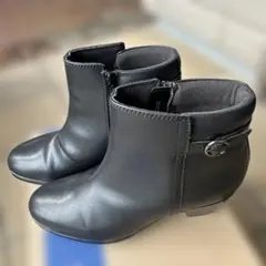 Clarks（クラークス）のレディースアンクルブーツ、Emily2 Belle