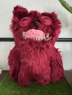 FUGGLER ユニークな赤いぬいぐるみ