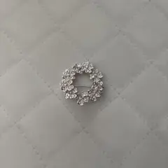 花模様のシルバーブローチ