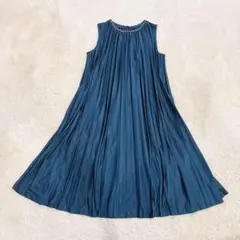 美品✨大きいサイズ✨23区✨️ビジュー サテン プリーツ ノースリーブワンピースのサムネイル