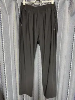 黒のストレートジャージパンツ