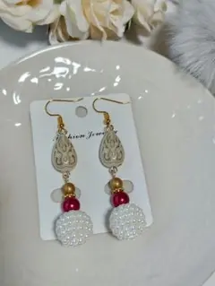 ピアス　(大きめ)　アンティーク調雫ビーズ&パール調ビーズボール