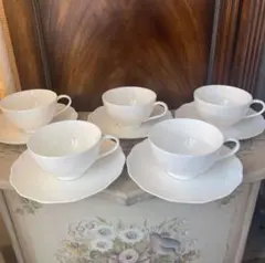 【新品】ノリタケ　レース模様のエンボス加工　白いカップ&ソーサー5客セット