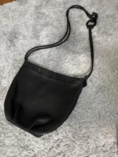 イアパピヨネ　ブラックレザーショルダーバッグ