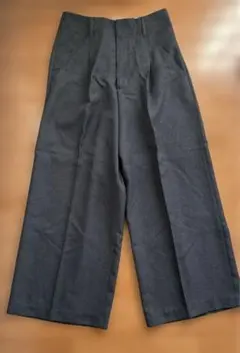 ワイドタックパンツ　濃グレー　シーズンリーズンバイインレッド