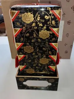 格安！雛人形　道具　御重箱 和柄 黒 金 赤 5段（秀月）のサムネイル