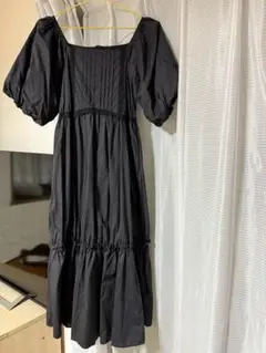 黒いパフスリーブロングワンピース
