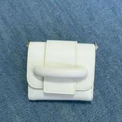charles&keith 白　ホワイト　三つ折り財布のサムネイル
