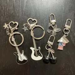 多様なデザインのキーホルダーセット
