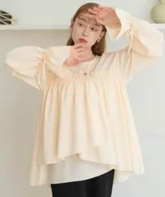 完売品 新品 再販なし hinari アシメフリルブラウス ナチュラルのサムネイル