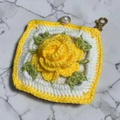 薔薇　ハンドメイド　編み物　ポーチ　バックチャーム　グラニースクエア