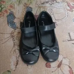 黒いリボン付きフォーマルシューズ