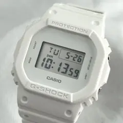 ピュアホワイト極美品CASIO G-SHOCK DW-5600WW レディース夏のサムネイル