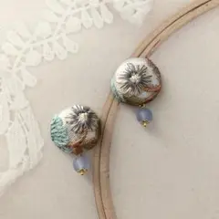 インド刺繍リボンのくるみボタンピアス 青系フロストビーズ 匿名配03024