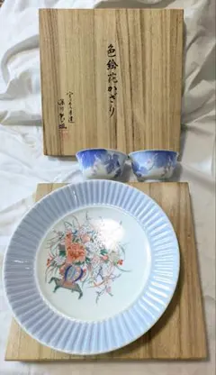 深川製磁 色絵花かざり 皿 、湯飲み　セット　ブルー　木箱入りのサムネイル