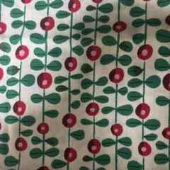 キッピス　赤い花と緑の葉の綿プリント生地