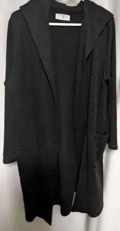 フード付き　シンプル黒のロングコート圧縮梱包