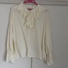 美品　natural by clip リネンラッフルカラーブラウスのサムネイル