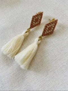 ピアス タッセル白 no.7