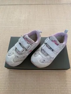 子供のスニーカーとサンダル