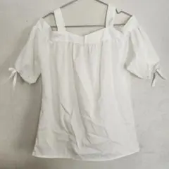 ホワイトオフショルダーシャツ