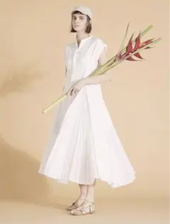 Lily Brown 白ワンピース　サイドプリーツ　中ワンピース有り