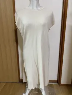 CLEA ベージュ 半袖ひざ丈ワンピースのサムネイル