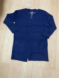 青のポケット付きニットカーディガン