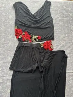 黒の花柄刺繍トップスとスカートレッスン着セット