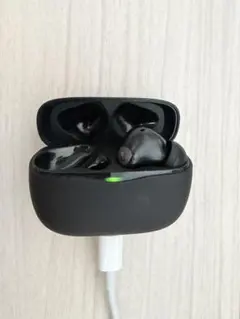 右耳のみ＋充電器 SOUNDPEATS Air3 Pro片側イヤホンと充電器本体のサムネイル
